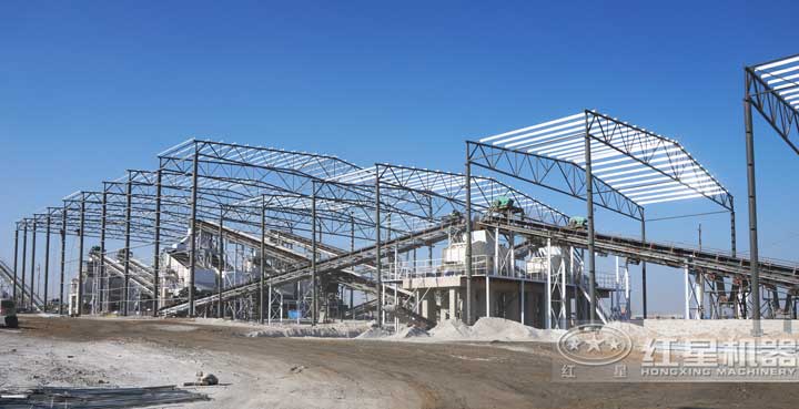 時產800噸生產現場，多臺設備同時作業